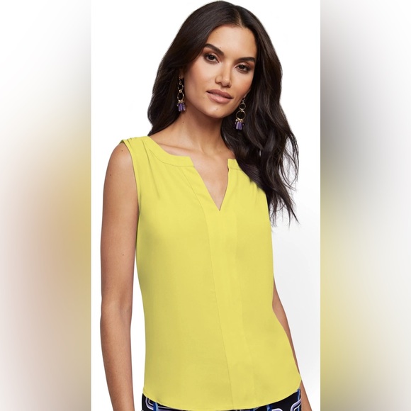 violet + Claire Tops - Viole + Claire yellow top size M